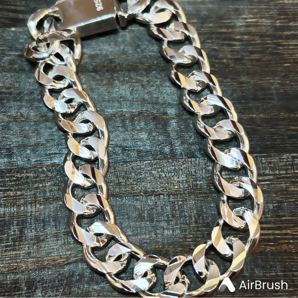 Unisex Cuban Link Bracelet with locking clasp!